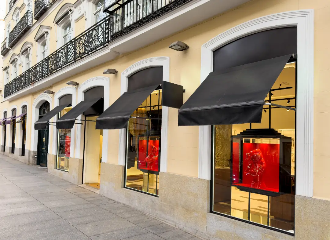 Façade vitrine de magasin en aluminium sur mesure à Châteaurenard